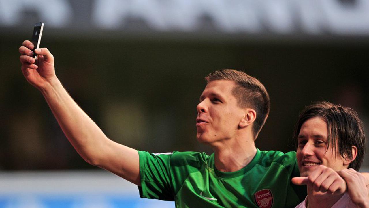 Kiper Arsenal Wojciech Szczesny dan gelandang Tomas Rosicky