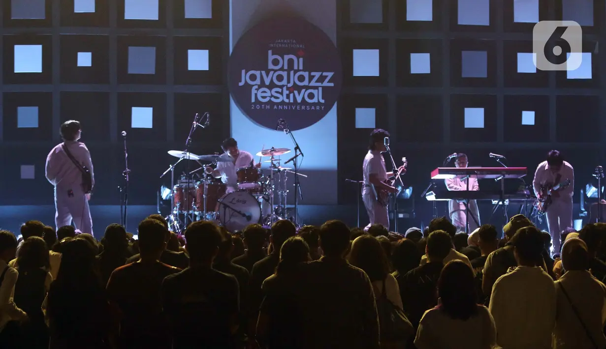 The Lantis tampil membawakan lagu pada acara Jakarta International BNI Java Jazz Festival (JJF) 2025 di Jakarta International Expo (JIExpo) Kemayoran, Jakarta, Minggu (1/6/2025). (Liputan6.com/Herman Zakharia)