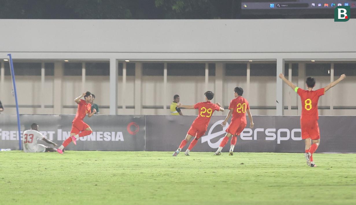 <p>Selebrasi striker Timnas China U-20, Zhong Wen (kedua kiri) setelah menjebol gawang Timnas Indonesia U-20 pada laga kedua uji coba internasional di Stadion Madya Gelora Bung Karno, Senayan, Jakarta, Senin (25/3/2024). (Bola.com/Abdul Aziz)</p>