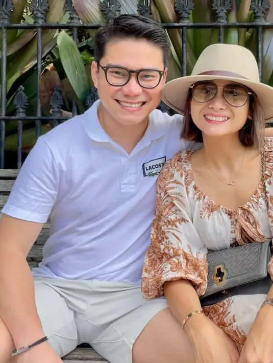 Acha Septriasa kini tinggal di Australia, namun di lebaran tahun ini tampaknya ia sedang berlibur ke Swiss mengenakan dress motif coklat saat mengucapkan selamat Idulfitri. [@septriasaacha]