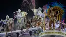 Penampil dari sekolah samba Vila Isabel berparade di atas kendaraan hias selama perayaan karnaval di Sambadrome, Rio de Janeiro, Brasil, Selasa (21/2/2023). Para anggota sekolah samba di Brasil tampil pada parade karnaval di Sambadrome, Rio de Janeiro, Brasil. Karnaval terbesar di dunia tersebut merupakan kompetisi parade tahunan di stadion raksasa yang diubah menjadi jalan-jalan raya dikenal sebagai "Sambadrome". (AP Photo/Silvia Izquierdo)