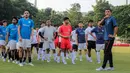 Pelatih Aris Indarto (kanan) memberikan arahan sebelum melakukan sesi speed drill & skill challange menggunakan sepatu terbaru Specs, dengan nama Alphaform Elite pada acara Alphaform Experience yang berlangsung di Stadion Madya, Senayan, Jakarta, Jumat (12/07/2024). (Bola.com/Bagaskara Lazuardi)