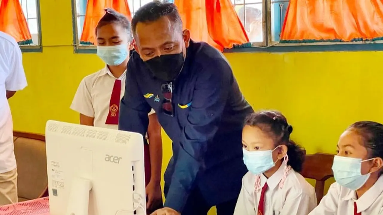 CEO PTPN V Jatmiko Santosa menjajal komputer dan internet yang merupakan bantuan pihaknya kepada sekolah daerah terpencil di Riau.