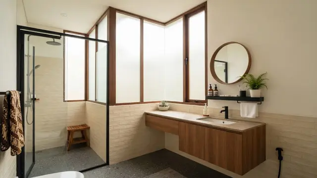 Model kamar mandi dengan jendela tinggi agar tetap mendapat cahaya desain jendela tinggi di sudut ruangan