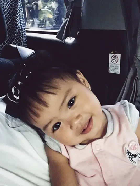 Mikhayla Akyza Pratama, buah hati pertama Ricky Harun dan Herfiza. Kiya sudah menunjukan imej imutnya ketika selfie. (viainstagram@rickyharun/Bintang.com)