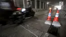 Kendaraan melintas di dekat penutup lubang saluran air yang kembali hilang di Underpass Mampang-Kuningan, Jakarta, Kamis (23/8). Sebelumnya, pencurian sudah terjadi dua kali beberapa bulan lalu. (Merdeka.com/Iqbal S. Nugroho)