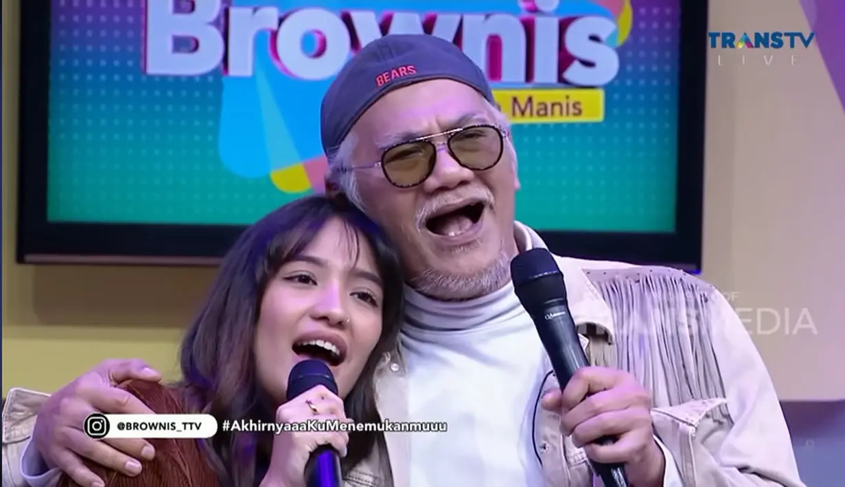 "Dia twit bilang 'Om ini siapa? Saya betul-betul pengin tahu, so tell me the truth, who are you?'" kata Tyo mengingat pesan putrinya di Twitter. "Gue bilang,'kalau ada hari paling aku tunggu sepanjang hidupku, ya hari ini, kamu di dalam tubuhmu ada darahku, kamu anakku,'" sambung Tyo. [Youtube/TRANS TV Official]