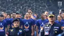 Ketua DPP Partai NasDem Bidang Otda Syahrul Yasin Limpo (kanan) saat memimpin upacara peringatan Hari Kesaktian Pancasila di DPP Partai NasDem, Jakarta, Senin (1/10). Upacara ini diikuti oleh Keluarga Besar Partai Nasdem. (Liputan6.com/Herman Zakharia)