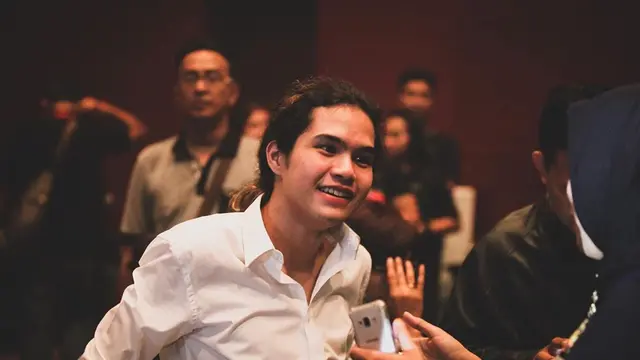 Potret Dul Jaelani saat manggung di konser bertajuk 20 Tahun Bintang Lima Tour 2020 DEWA 19 di Surabaya