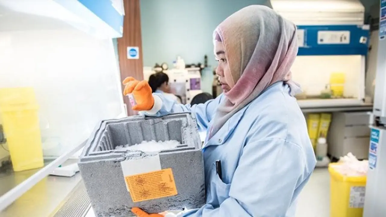 Penyintas kanker usus staidum III, Susanti, yang kini menjadi peneliti PCR Covid-19. (Foto: Liputan6.com/Humas UMP Purwokerto)