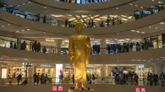 Patung Buddha berukuran raksasa berdiri di Tunjungan Plaza Mall, Surabaya, Jawa Timur, Kamis (1/6/2023). Patung Buddha ini berhasil memecahkan rekor Museum Rekor Dunia Indonesia (MURI). (JUNI KRISWANTO/AFP)