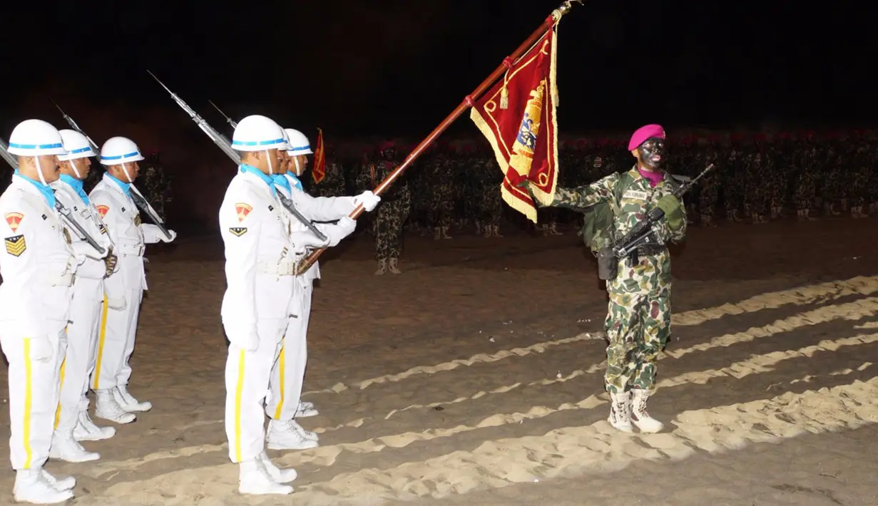 Suasan upacara penyematan baret ungu di Pantai Nganteb, Malang Selatan, Jawa Timur, Kamis (12/4). Sebanyak 362 Tamtama Remaja Korps Marinir Angkatan XXXVI/1 resmi menyandang baret ungu Korps Marinir. (Liputan6.com/Pool/Marinir TNI-AL)