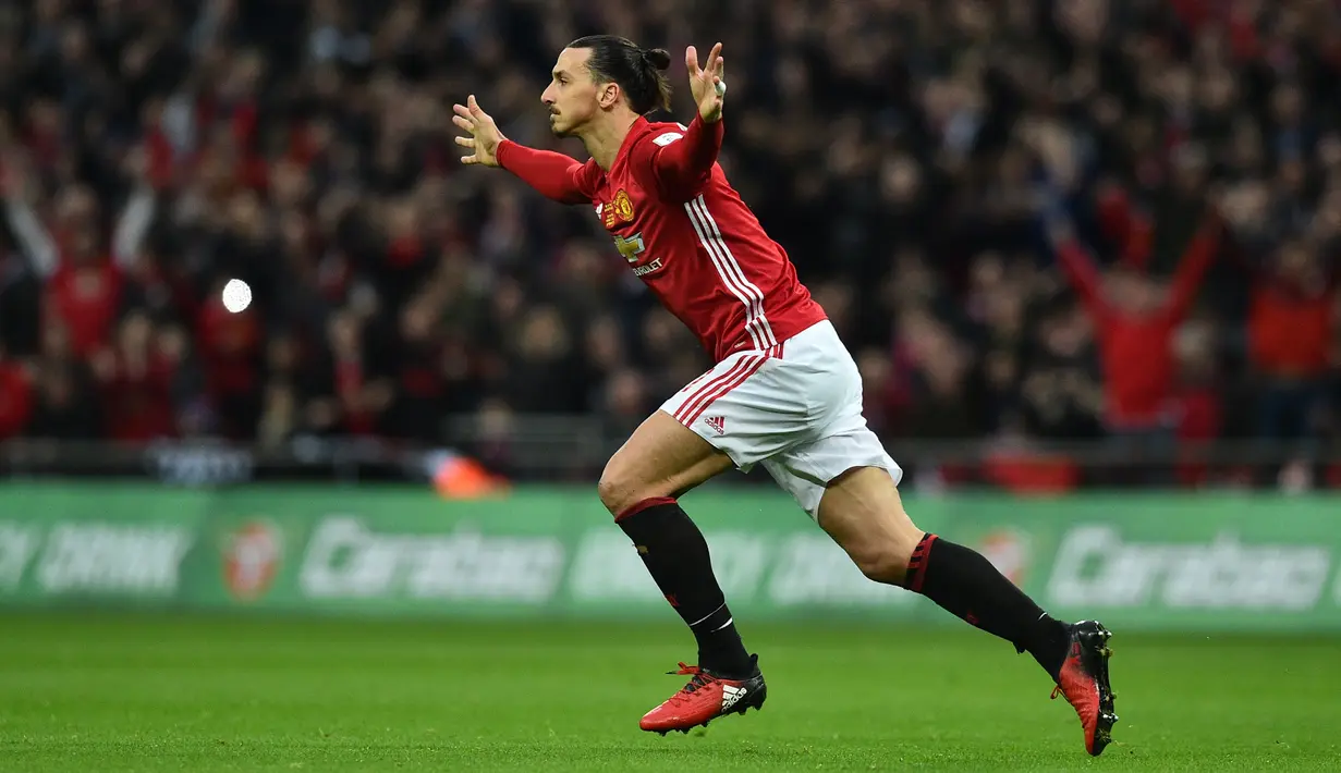 Penyerang Manchester United, Zlatan Ibrahimovic melakukan selebrasi usai mencetak gol ke gawang Southampton pada final Piala Liga Inggris di Stadion Wembley, London, (27/2). Ibrahimovic mencetak dua gol di pertandingan ini. (AFP Photo / Glyn Kirk)
