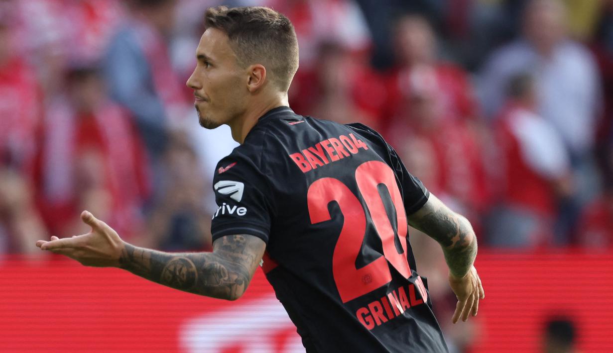 Bek kiri Spanyol berusia 28 tahun, Alejandro Grimaldo didatangkan Bayer Leverkusen dari klub Portugal, Benfica dengan status bebas transfer dengan durasi kontrak selama 4 tahun hingga akhir musim 2026/2027. Telah bermain dalam 32 laga di semua kompetisi, ia telah mencetak 10 gol dan 11 assist, delapan gol di antaranya dicetak di ajang Bundesliga. (AFP/Daniel Roland)