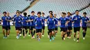 Para pemain Jepang melakukan pemanasan saat mengikuti sesi latihan di Stadium Australia di Sydney (23/3/2022). Jepang akan bertanding melawan Australia pada kualifikasi Grup B Piala Dunia Qatar 2022 zona Asia pada Kamis (24/3/2022) di Stadion Australia. (AFP/Saeed Khan)