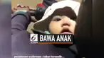 Seorang Ibu driver ojek online, harus membawa buah hatinya saat ia sedang mengantar penumpang. Video ini langsung viral di warganet.