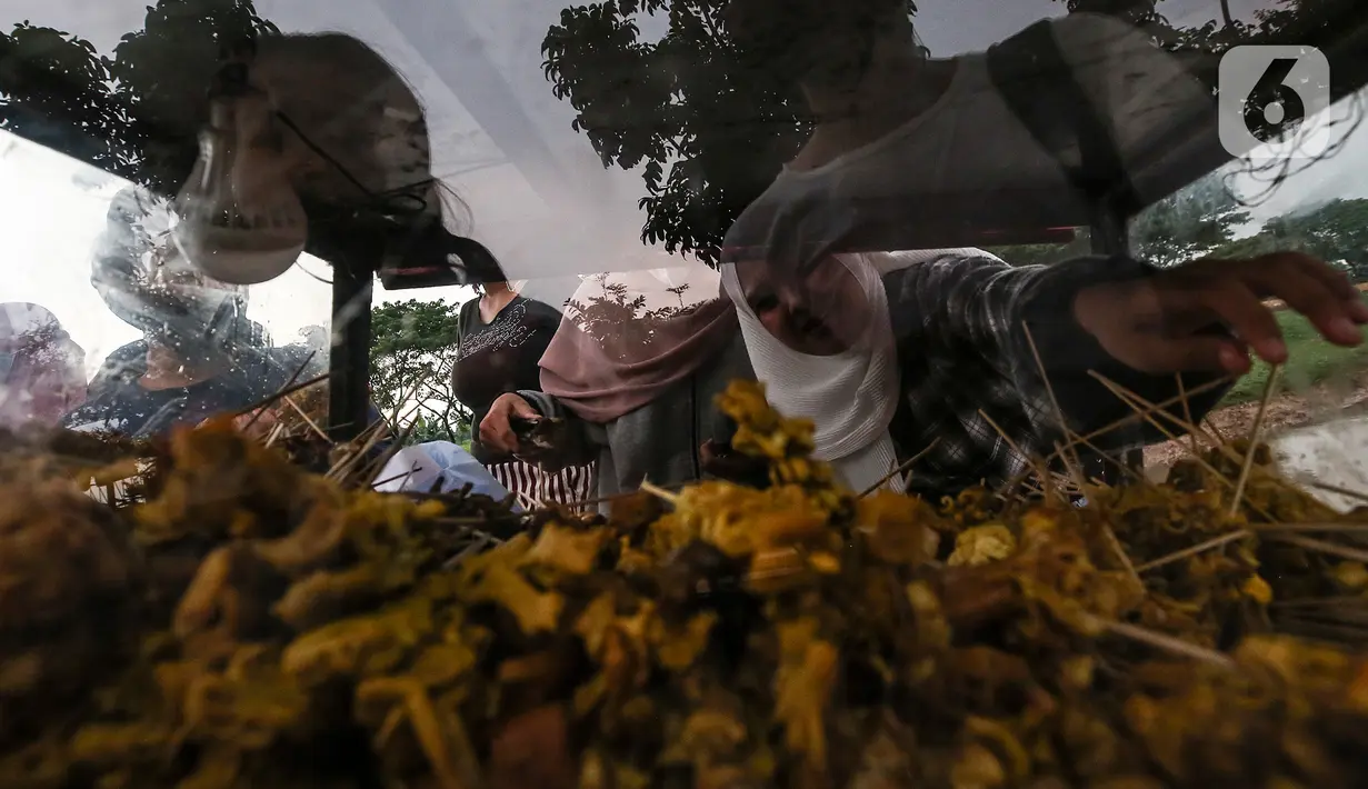Warga membeli hidangan untuk berbuka puasa di ruang kota Jalan Inpeksi Tanah Kusir, Jakarta, Senin (19/4/2021). Jalan Inpeksi Tanah Kusir ini menjadi salah satu tempat pilihan warga untuk menghabiskan waktu sembari menunggu berbuka puasa atau ngabuburit. (Liputan6.com/Johan Tallo)