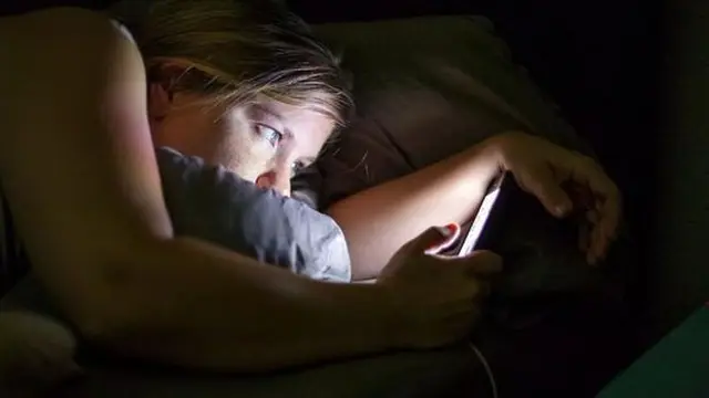 Ilustrasi bermain gadget sebelum tidur (Sumber: newsmag.tn)