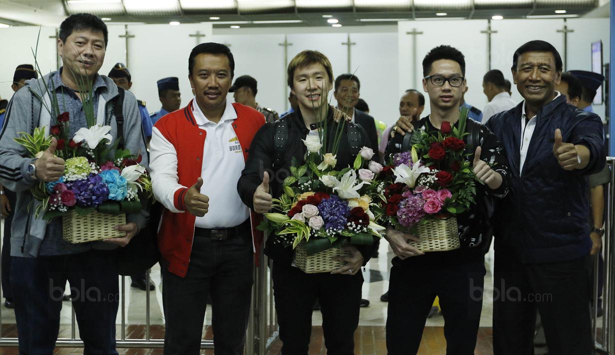 Menpora, Imam Nahrawi dan Ketua PBSI, Wiranto, foto bersama dengan pasangan ganda putra Kevin Sanjaya dan Marcus Gideon di Bandara Soekarno Hatta, Senin (18/12/17). Kevin-Marcus berhasil menjuarai Dubai Super Series 2017. (Bola.com/M Iqbal Ichsan)