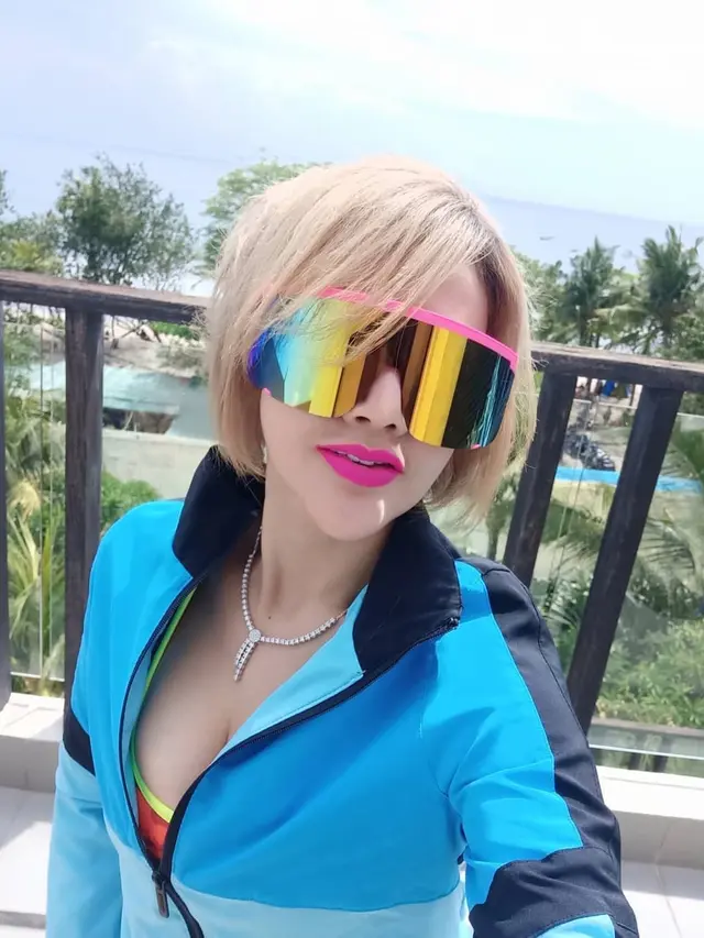 7 Momen Liburan Barbie Kumalasari di Bali, Kacamata Besarnya Curi Perhatian