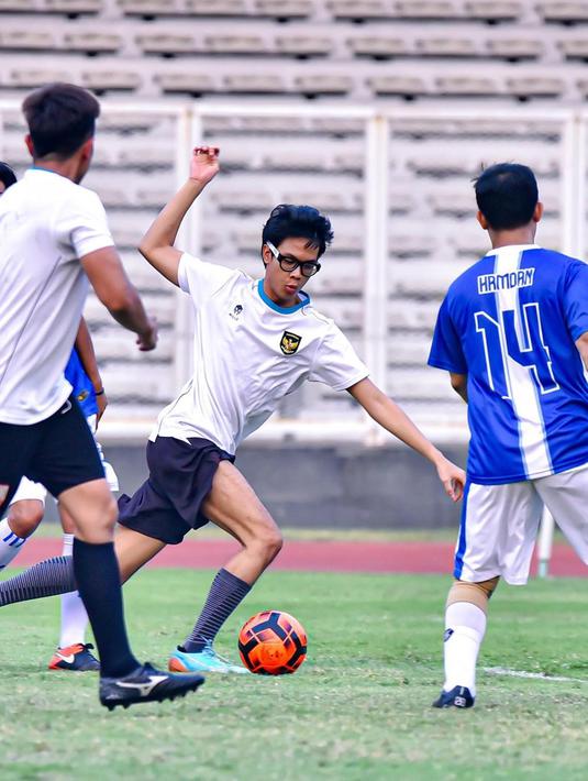 Momen Alam Ganjar serius dribling saat bermain sepak bola ini menjadi pusat perhatian. Terlebih saat bermain sepak bola, Alam memakai kacamata sport. Potret anak Ganjar Pranowo saat olah si kulit bundar pun banjir like dan komentar dari warganet. (Liputan6.com/IG/alamganjar)