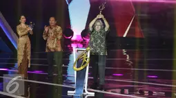 Pejuang penjaga kelestarian orangutan di Kalimantan Birute Mary Galdikas mengangkat piala Penghargaan Khusus Lifetime Achievement dalam ajang Liputan6 Awards 2016 di Studio 6 Emtek City, Jakarta, Kamis (26/5/2016). (Liputan6.com/Herman Zakharia)