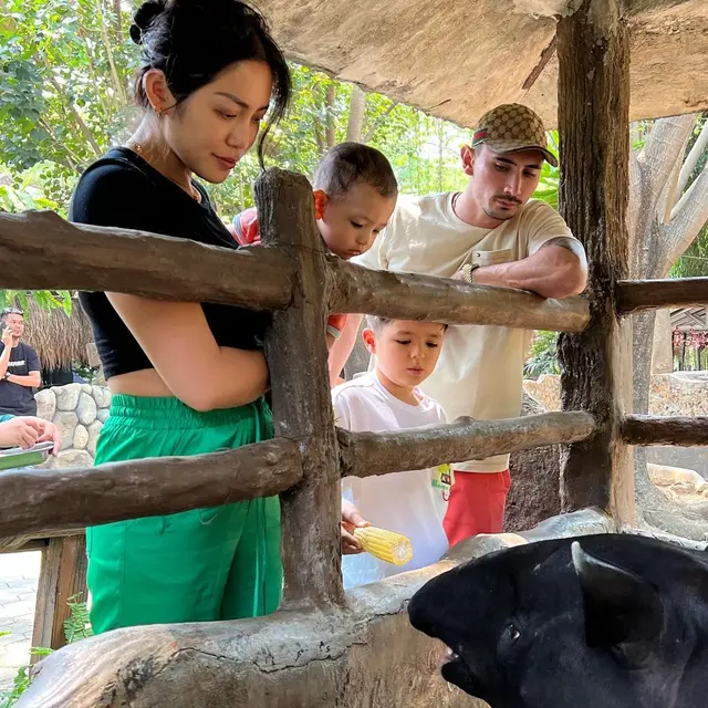 Liburan Jessica Iskandar bersama keluarga