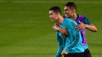 Pemain Real Madrid, Cristiano Ronaldo bercanda dengan rekannya Casemiro saat latihan di Stadion NY University Abu Dhabi, UAE, Senin (11/12/2017). Los Blancos bersiap jelang semifinal FIFA Club World Cup. (AFP/Giuseppe Cacace)