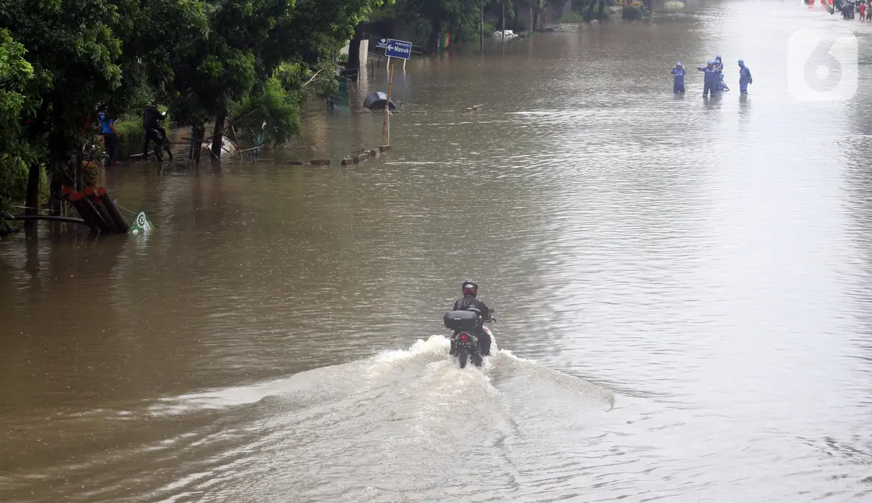 Pengendara memaksa melintasi Jalan Di Panjaitan dekat Halte Transjakarta Cawang Soetoyo, Jakarta, Rabu (1/1/2020). Hujan yang mengguyur Jakarta sejak Selasa sore (31/12/2019) mengakibatkan banjir di sejumlah titik di Jakarta. (Liputan6.com/Helmi Fithriansyah)