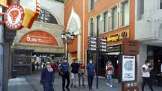 Petugas kepolisian dan aparatur kota memeriksa pusat perbelanjaan di Istanbul, Turki (19/8/2020). Peningkatan substansial jumlah kasus baru harian COVID-19 di Turki, mendorong pihak berwenang mempertimbangkan penerapan langkah pencegahan baru guna mengendalikan penyebaran. (Xinhua/Osman Orsal)