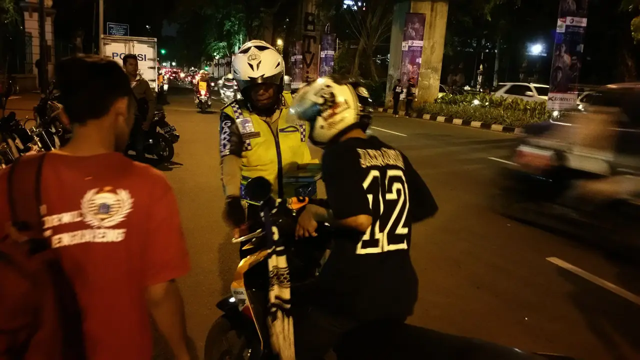 Suporter sepak bola ditilang