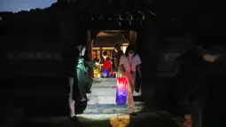 Pengunjung yang memegang lentera tradisional Korea berjalan-jalan selama Tur Cahaya Bulan di tengah pandemi virus corona COVID-19 di Istana Changdeokgung, Seoul, Korea Selatan, Kamis (13/5/2021). Istana Changdeok adalah istana Dinasti Joseon. (AP Photo/Ahn Young-joon)