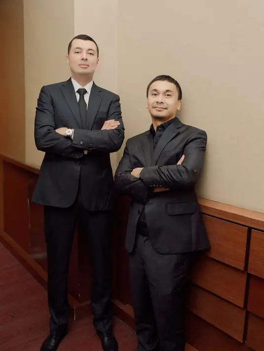 Dalam unggahan di akun Instagram, Dika menyebutkan kebanggannya bisa terlibat dalam film tersebut. Bahkan, ia juga mengungkapkan kerja sama tim yang begitu berdedikasi hingga membuat film Catatan Harian Menantu Sinting begitu menghibur. (Liputan6.com/IG/@raditya_dika)