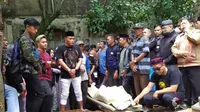 Komedian Entis Sutisna atau Sule bersama anaknya, Rizky Febian bersiap menurunkan jenazah sang mantan istri, Lina ke liang lahat saat prosesi pemakaman di kawasan Sekelimus, Bandung, Sabtu (4/1/2020). Lina, mantan istri Sule, meninggal dunia saat dibawa ke rumah sakit. (Liputan6.com/Huyugo Simbolon)