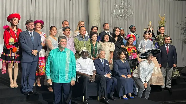 Dubes Indonesia untuk Korea Gandi Sulistiyanto, dan istri beliau, Susi A. Sulistiyanto bersama Dubes lainnya beserta istri