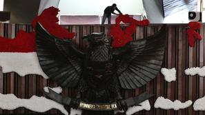 Pekerja mempercantik Ruang Rapat Paripurna I dengan peta Indonesia berwarna merah putih di kompleks Parlemen MPR-DPR RI, Senayan, Jakarta, Rabu (16/10/2019). Ruang paripurna DPR tampak dihias menjelang pelantikan presiden dan wapres terpilih pada 20 Oktober mendatang. (Liputan6.com/Johan Tallo)