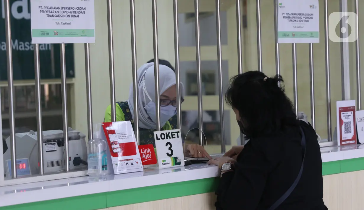 Karyawan PT Pegadaian (Persero) melayani nasabah di kantor pegadaian kawasan Jakarta, Rabu (4/8/2021). Pandemi Covid-19 yang masih berlangsung ternyata membuat jumlah nasabah yang menggadaikan barang mereka untuk berbagai kebutuhan sehari-hari meningkat pesat. (Liputan6.com/Angga Yuniar)