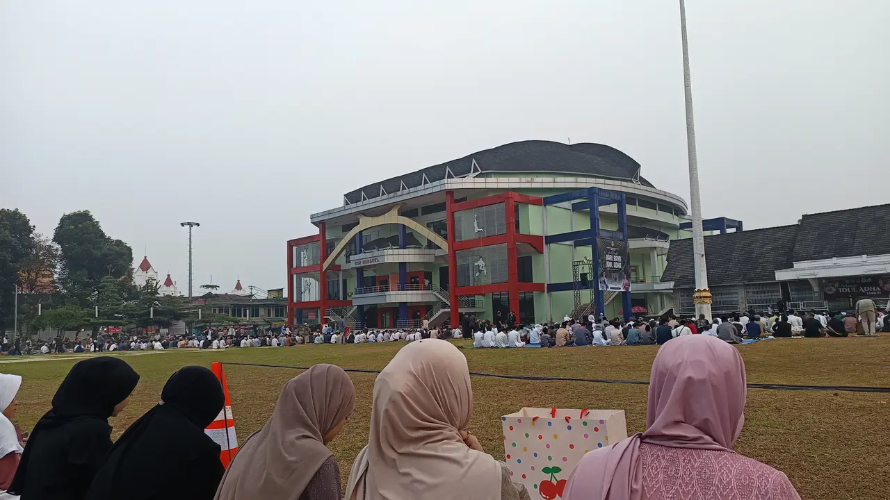 Suasana umat Islam sebelum ibadah shalat Idul Adha 1446 H di Lapang Merdeka Kota Sukabumi. (Liputan6.com/Fira Syahrin).