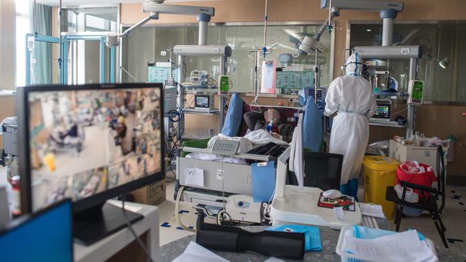 Petugas medis dari Provinsi Jiangsu bekerja di sebuah bangsal ICU Rumah Sakit Pertama Kota Wuhan di Wuhan, Provinsi Hubei, 22 Februari 2020. Tenaga medis dari seluruh China telah mengerahkan upaya terbaik mereka untuk mengobati para pasien virus corona COVID-19 di rumah sakit itu (Xinhua/Xiao Yijiu)