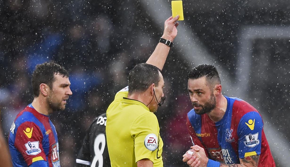 Pemain Crystal Palace,  Damien Delaney menerima kartu kuning dari wasit, Kevin Friend pada laga Liga Premier Inggris di Stadion Selhurst Park, Inggris,, Minggu (3/01/2016). Chelsea menang 3-0. (Reuters/Dylan Martinez)