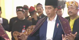 Prosesi adat Kahiyang Ayu dan Bobby Nasution membuat Presiden Jokowi dan Iriana Manortor.