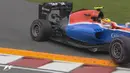 Rio Haryanto mengalami kerusakan ban belakang dan mencatatkan waktu 1 menit 17,052 detik pada kualifikasi F1 GP Kanada, Sabtu (11/6/2016). (Bola.com/Twitter/F1) 