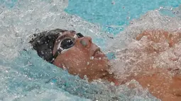 Jason Donovan Yusuf menjadi yang tercepat dalam nomor 100 meter gaya punggung. Tampak dalam foto, perenang Indonesia, Jason Donovan Yusuf, saat tampil di final 100 meter gaya punggung putra pada SEA Games ke-33 di Bangkok, Thailand, Rabu 10 Desember 2025. (AP Photo/Achmad Ibrahim)
