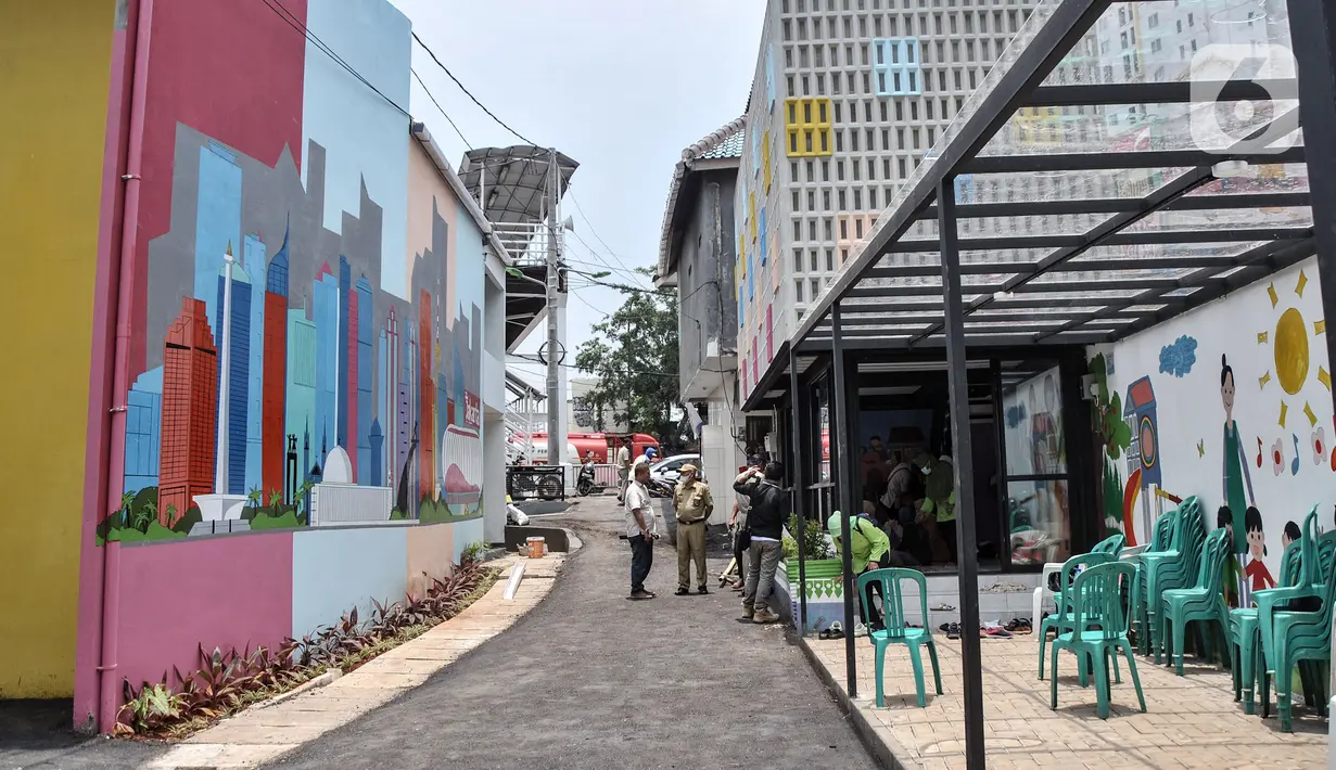 Aktivitas warga di Kampung Gembira Gembrong, Cipinang Besar Utara, Jakarta Timur, Selasa (4/10/2022). Kampung warna-warni mengusung konsep pengembangan daerah tepian air (water front city) yang dibangun menggunakan anggaran Baznas-Bazis DKI Jakarta sebesar Rp 7,8 miliar itu rencananya akan diresmikan oleh Gubernur DKI Jakarta Anies Baswedan dalam waktu dekat. (merdeka.com/Iqbal S. Nugroho)