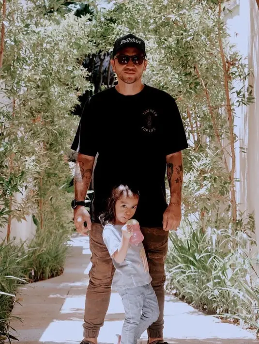 "Mohon doa terbaik untuk rekan dan sahabat kita aktor Garry Iskak yang saat ini sedang dirawat di RS Pertamina Pusat karena didiagnosa terkena penyakit sirosis/ kanker hati akut. Semoga segera diberi kesembuhan dan bisa beraktivitas kembali, amiin," bunyi tulisan tersebut. (Instagram/iskak_gary)