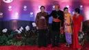 Presiden Filipina Ferdinand Marcos Jr. (kiri) dan Ibu Negara Louise Araneta Marcos (kanan) disambut oleh Presiden Indonesia Joko Widodo atau Jokowi (kedua kiri) dan Ibu Negara Iriana Widodo (kedua kanan) pada gala dinner KTT ke-43 ASEAN di Jakarta, Indonesia, Rabu (6/9/2023). (Mast IRHAM/POOL/AFP)