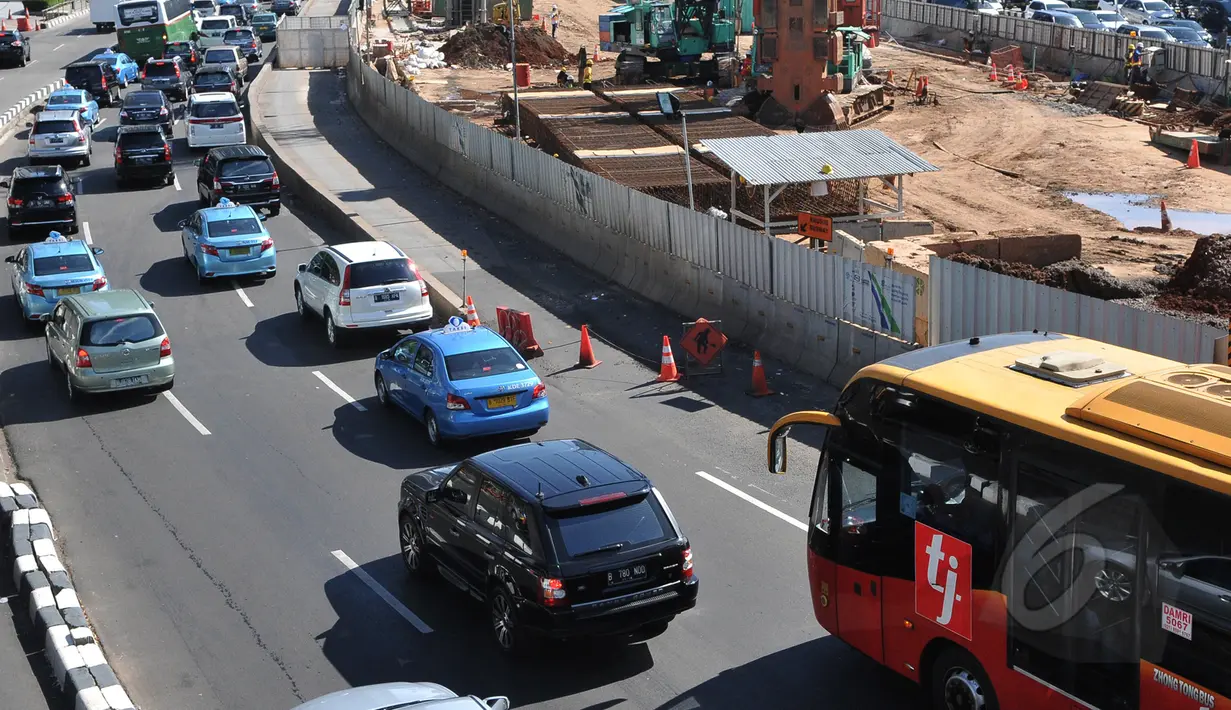  Pengerjaan proyek MRT di sepanjang jalan Thamrin-Sudirman memasuki tahap grouting/injeksi kabel PLN bertegangan tinggi, Jakarta, Kamis (30/4/2015). Akibatnya, selama sebulan jalur busway di depan Polda Metro Jaya ditutup. (Liputan6.com/Herman Zakharia)
