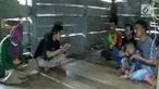Izhak adalah pria dengan sembilan adik yang harus melepas kesempatan beasiswa di ITB demi sembilan adiknya.