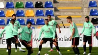 Kapten Portugal, Cristiano Ronaldo (tengah) berpartisipasi pada latihan bersama, di Riga, sebelum laga kontra Latvia, dini hari nanti WIB.  (AFP/Janek Skarzynski)