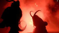 Penampilan para peserta yang mengenakan setan bertanduk saat perayaan Krampus, di kota Bohemian selatan Kaplice, Republik Ceko (10/12). Menurut legendanya, Krampus digambarkan berwujud separuh iblis dan separuh kambing. (Reuters/David W Cerny)